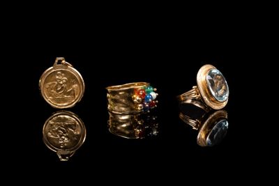 Réunion de deux bagues en or jaune 18K (750/1000) l'une ornée de perle - Photo 1