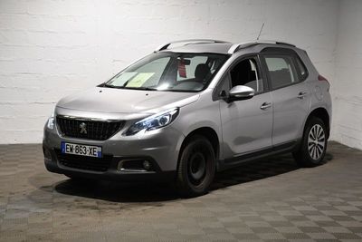 la petite voiture argentée est garée dans une grande pièce