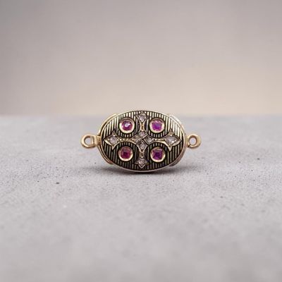 Gros plan sur une bague en or ornée de pierres roses