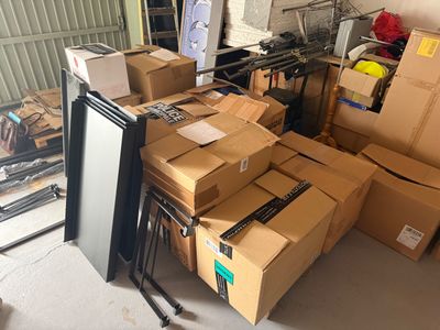 beaucoup de cartons empilés dans un garage