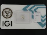 un gros plan d'un diamant posé sur une carte, sur une table