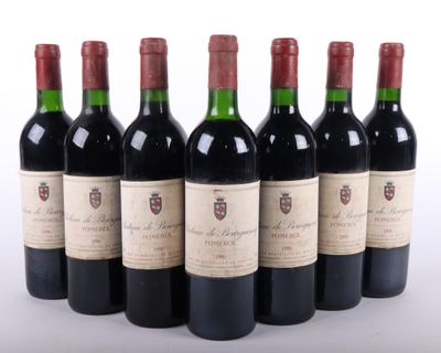 six bouteilles de vin rouge alignées sur une surface blanche