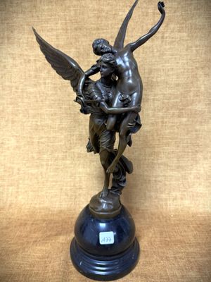 une image représentant une statue en bronze d'un ange tenant un bébé dans ses bras