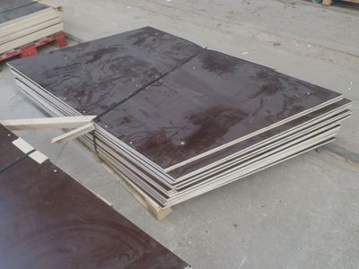 de nombreuses pièces de bois posées sur une palette dans un entrepôt