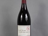 la bouteille de vin rouge est posée sur la table