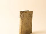 un vieux livre posé sur une table