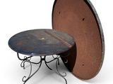 une image représentant une table ronde avec un piètement en métal et un plateau rond