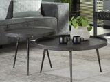 Les deux tables sont posées sur le tapis du salon.
