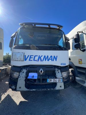 deux camions garés l'un à côté de l'autre dans un parking