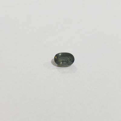 un saphir vert sur un fond blanc