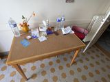 une petite table sur laquelle se trouvent beaucoup d'objets