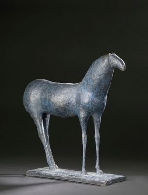 statue d'un cheval sur un socle, sur fond noir