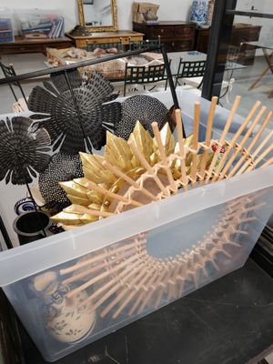 un récipient en plastique contenant beaucoup de bâtonnets