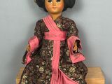 une image représentant une poupée aux cheveux noirs et vêtue d'une robe rose