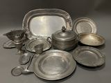 beaucoup de plats et de cuillères en argent sur la table