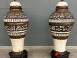 deux grands vases ornés d'inscriptions en arabe