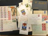 de nombreux types de timbres et d'enveloppes posés sur une table