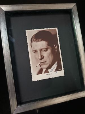 JEAN GABIN, Photographie dédicacée, encadrée.