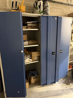 une photo d'une armoire de rangement bleue dans un garage