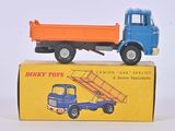 un camion jouet posé sur une boîte
