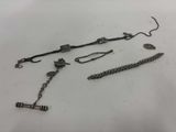 un grand nombre d'objets métalliques posés sur une table