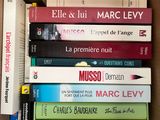 beaucoup de livres dans une boîte sur la table