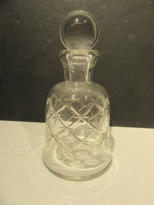 une bouteille en verre posée sur une table