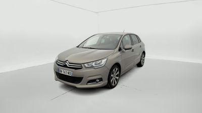 Une Citroën grise est garée dans une pièce blanche