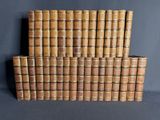 une pile de vieux livres posés les uns sur les autres