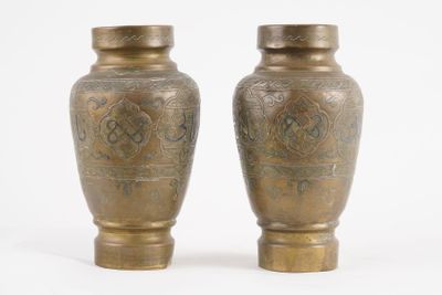 deux vases posés sur une surface blanche