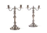 PAIRE DE CANDÉLABRES EN ARGENT