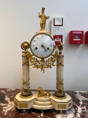 Pendule portique en marbre blanc et bronze doré, les montant…