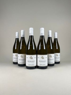 six bouteilles de vin sont alignées sur une table