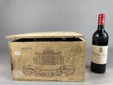 une boîte en bois avec une bouteille de vin à côté