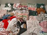 un tas de vêtements posés sur une table