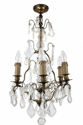 l'image d'un lustre à cinq lumières suspendu au plafond
