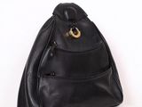 un sac à main noir orné d'un anneau doré