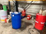 un fût rouge posé à côté d'un fût bleu dans un garage