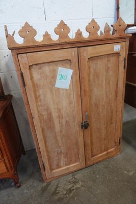 une armoire en bois surmontée d'un miroir