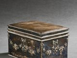 une image représentant une boîte avec un couvercle posée sur une table