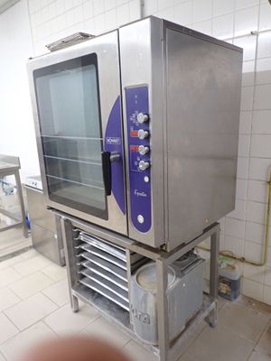 une image d'un four commercial dans une cuisine commerciale