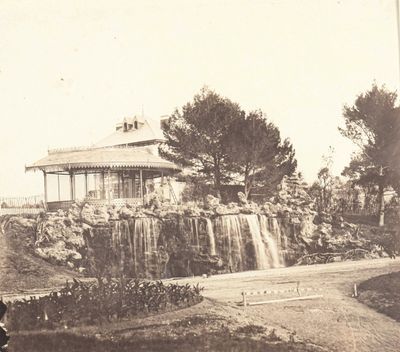 une photo en noir et blanc d'un belvédère dans un parc