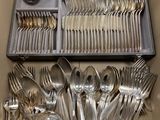 une boîte contenant de l'argenterie