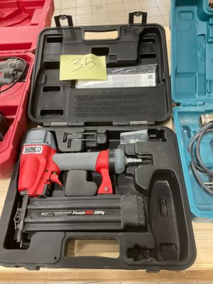 deux outils posés sur une table