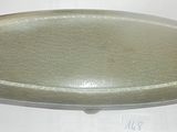 une photo d'une assiette verte ornée de motifs dorés