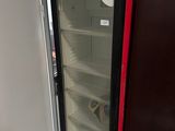 une glacière Coca-Cola posée dans un coin de la pièce