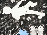 une photo en noir et blanc d'une personne avec un papillon