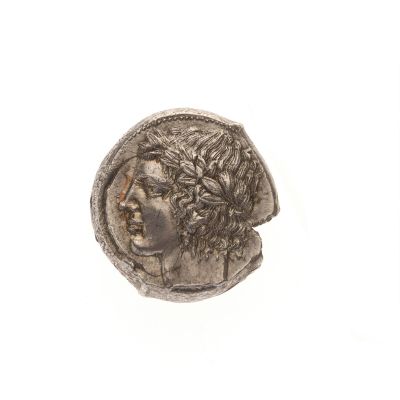 une image d'une pièce de monnaie sur laquelle figure le visage d'une femme