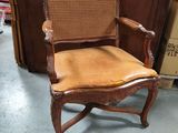 une vieille chaise en bois avec un dossier et une assise en rotin