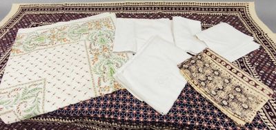 Lot comprenant trois draps anciens dont deux monogrammés, un…